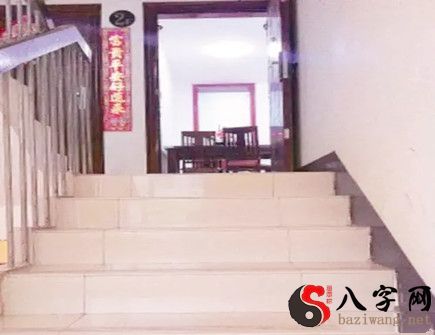 大門對着樓梯的風水影響